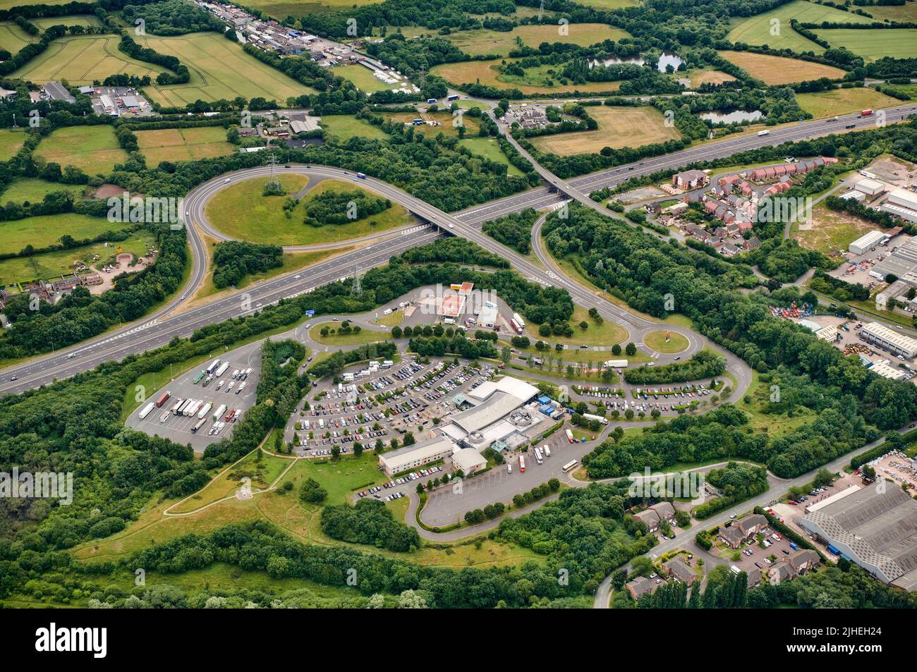 Una vista aerea dei servizi di Norton Canes sulla M6 Toll Motorway, vicino Cannock, West Midlands, UK, Shropshire colline in lontananza Foto Stock