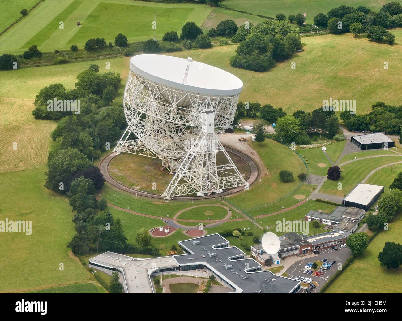 Jodrell Bank Observatory a Cheshire, Inghilterra, Regno Unito, dall'aria Foto Stock