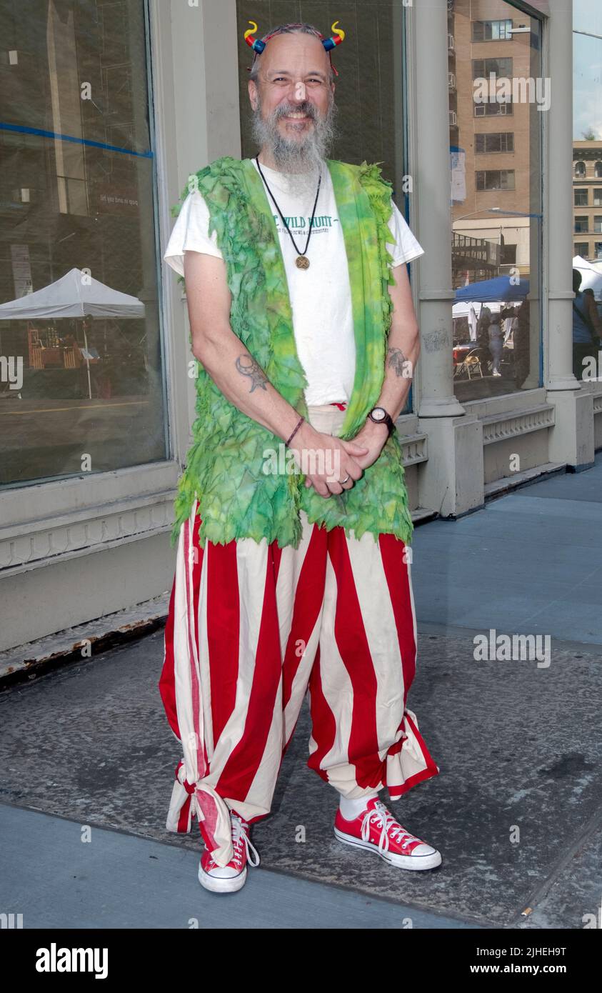 Un uomo pagan autodescritto in pantaloni a strisce rosse e bianche e con corna. Al Witchsfest 2022 a Greenwich Village, New York City. Foto Stock