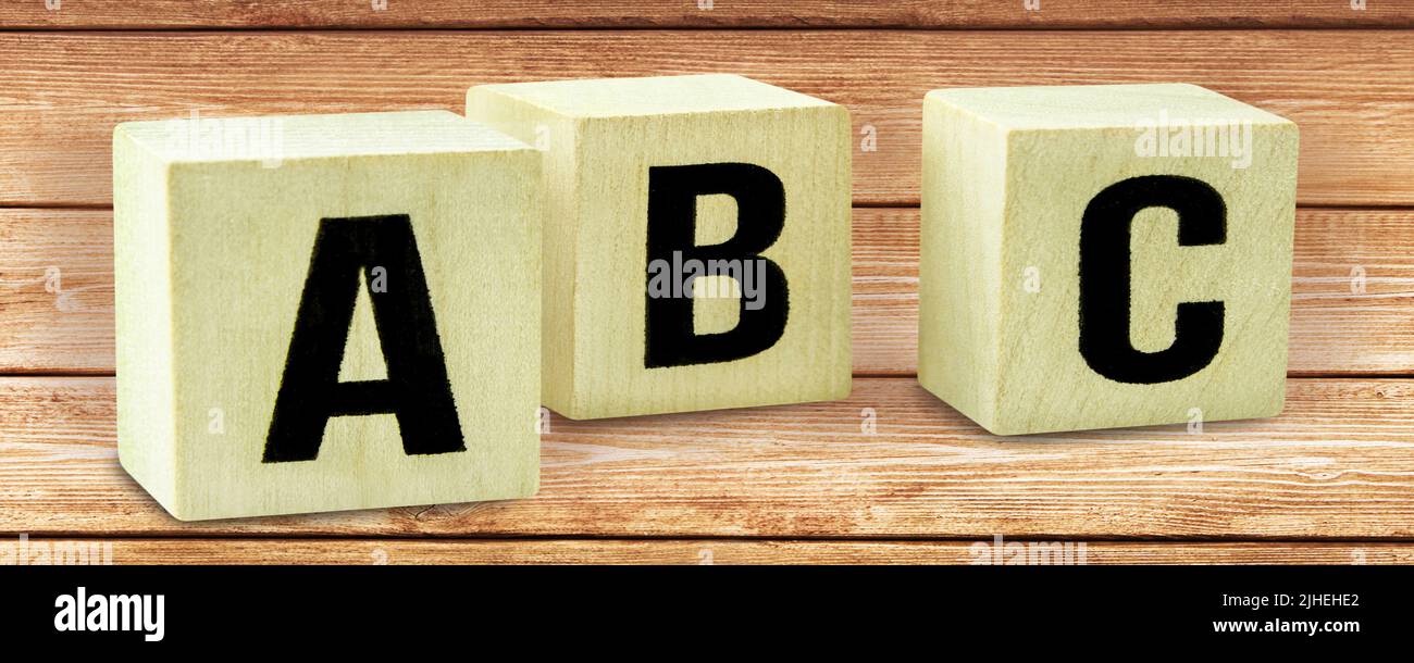 Lettere B C su cubi di legno Foto Stock