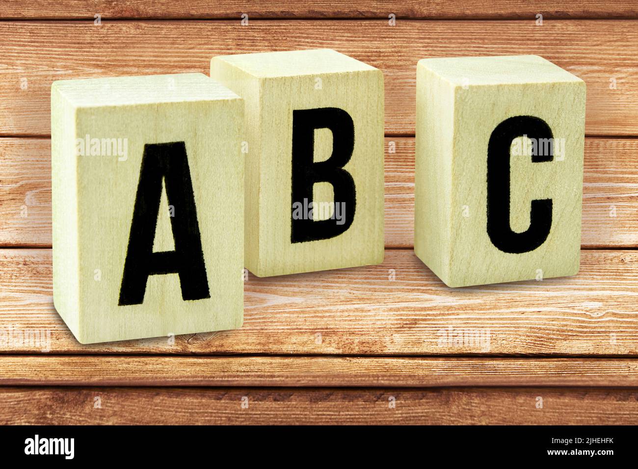 Lettere B C su cubi di legno Foto Stock