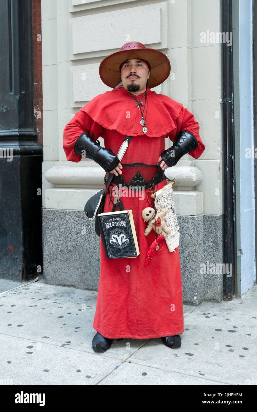 Ritratto in posa di un giovane praticante di Louisiana Hoodo vestito con un costume dell'Inquisizione spagnola. Al Witchsfest 2022 su Astor Place a Manhattan. Foto Stock