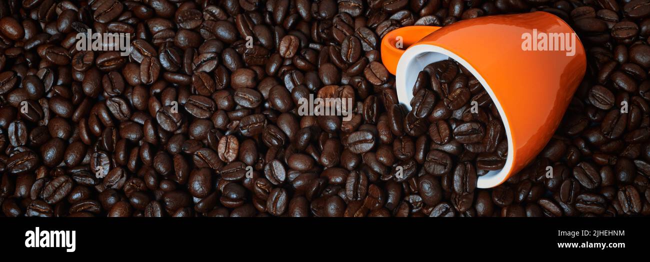 striscione di tazza di caffè adagiato su chicchi di caffè Foto Stock