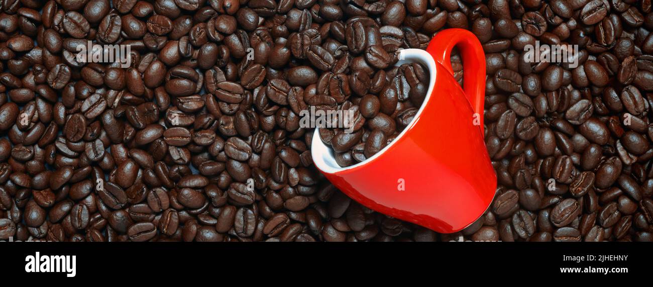 striscione di tazza di caffè adagiato su chicchi di caffè Foto Stock