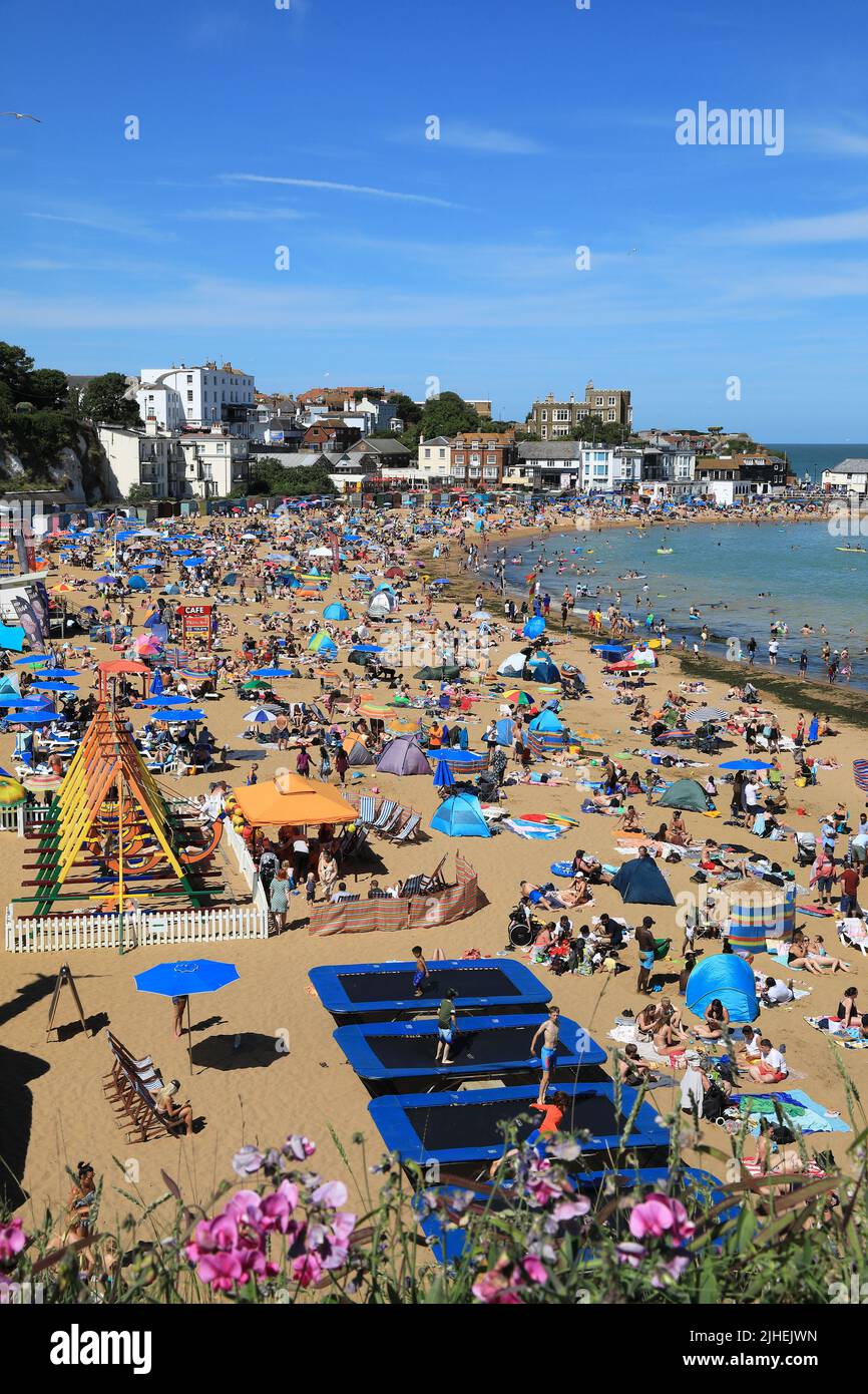 Le spiagge sono state imballate durante il fine settimana a Broadstairs, Kent, come il Regno Unito si aspetta il giorno più caldo mai registrato, con previsioni di 41 gradi. Foto Stock