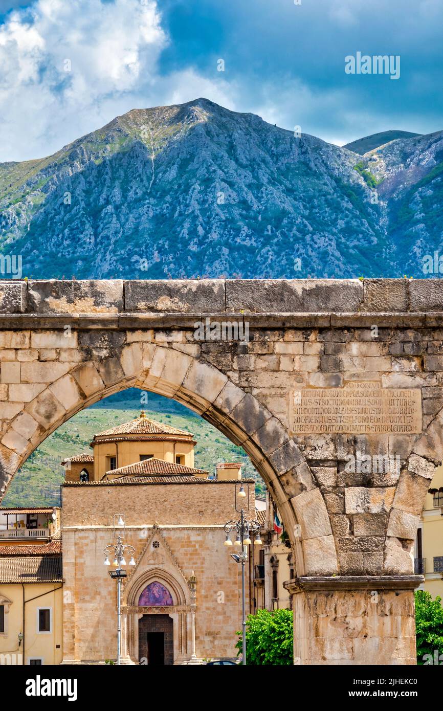 Veduta dell'Acquedotto Svevo e della Chiesa di San Filippo Neri, Sulmona, Italia Foto Stock