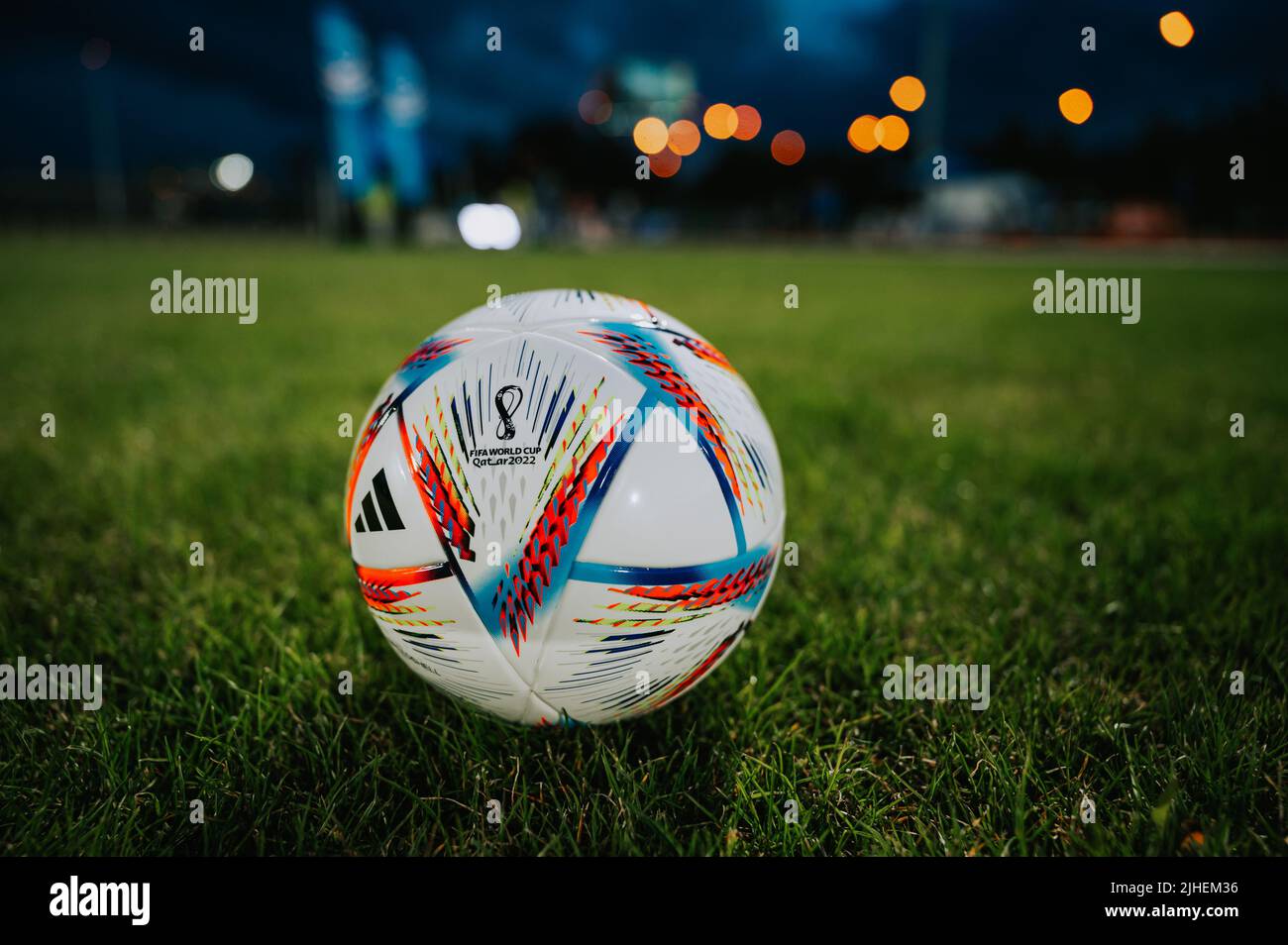 QATAR, DOHA, 18 LUGLIO 2022: Calcio ufficiale della Coppa del mondo FIFA Adidas al Rihla. Campionato del mondo in Qatar 2022. Calcio partita Ball su erba verde Foto Stock