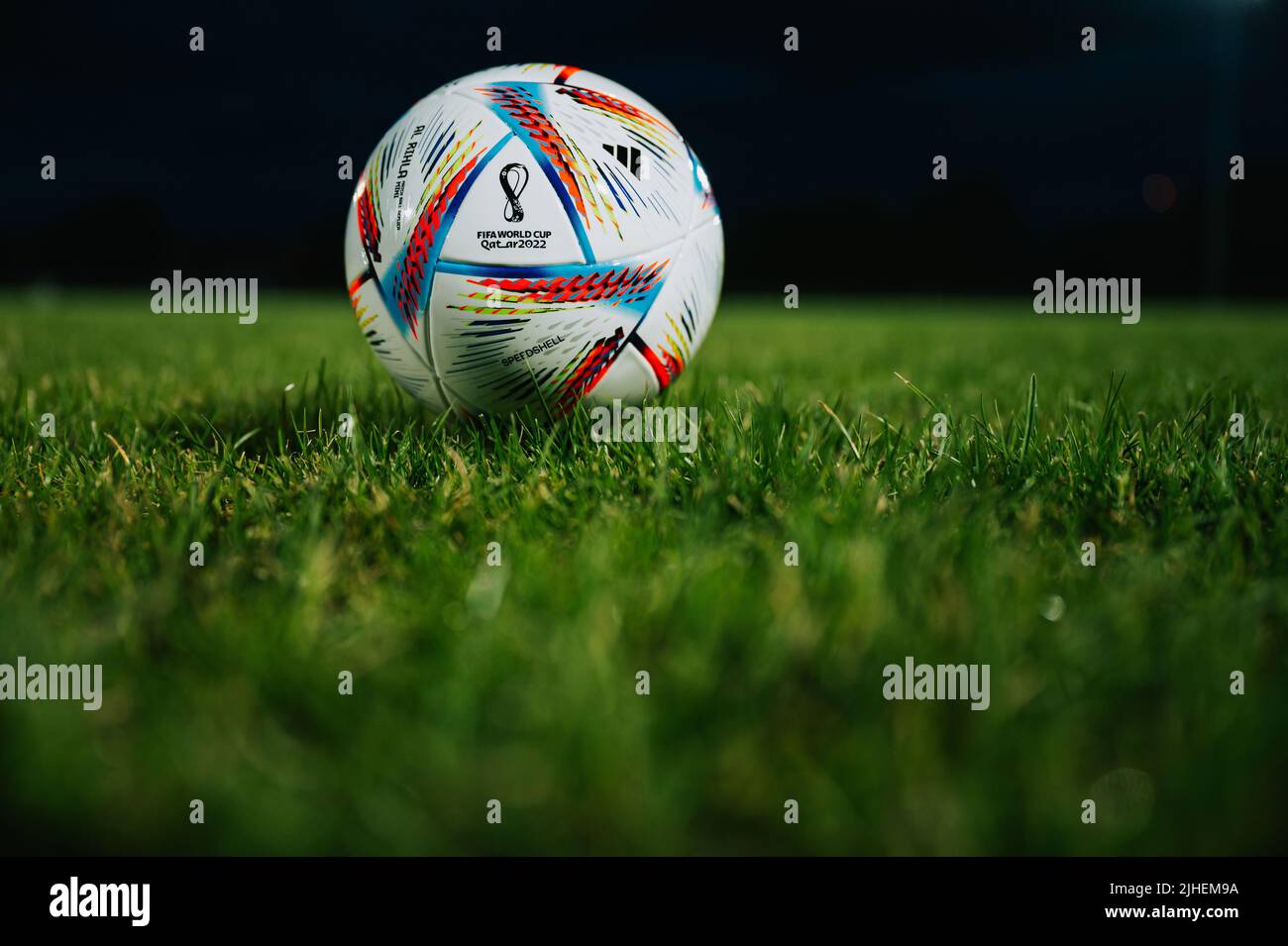 QATAR, DOHA, 18 LUGLIO 2022: Calcio ufficiale della Coppa del mondo FIFA Adidas al Rihla. Campionato del mondo in Qatar 2022. Calcio partita Ball su erba verde Foto Stock