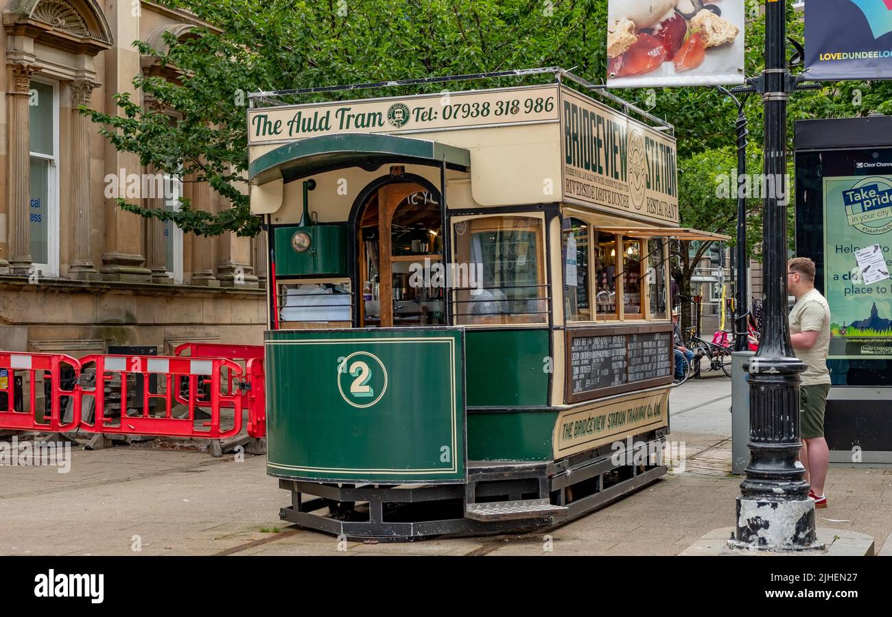 Dundee, Scozia, Regno Unito – Giugno 23 2022. Il tram Auld, una carrozza tramviaria convertita utilizzata per vendere bevande, cibo e rinfreschi nella città di Dundee Foto Stock