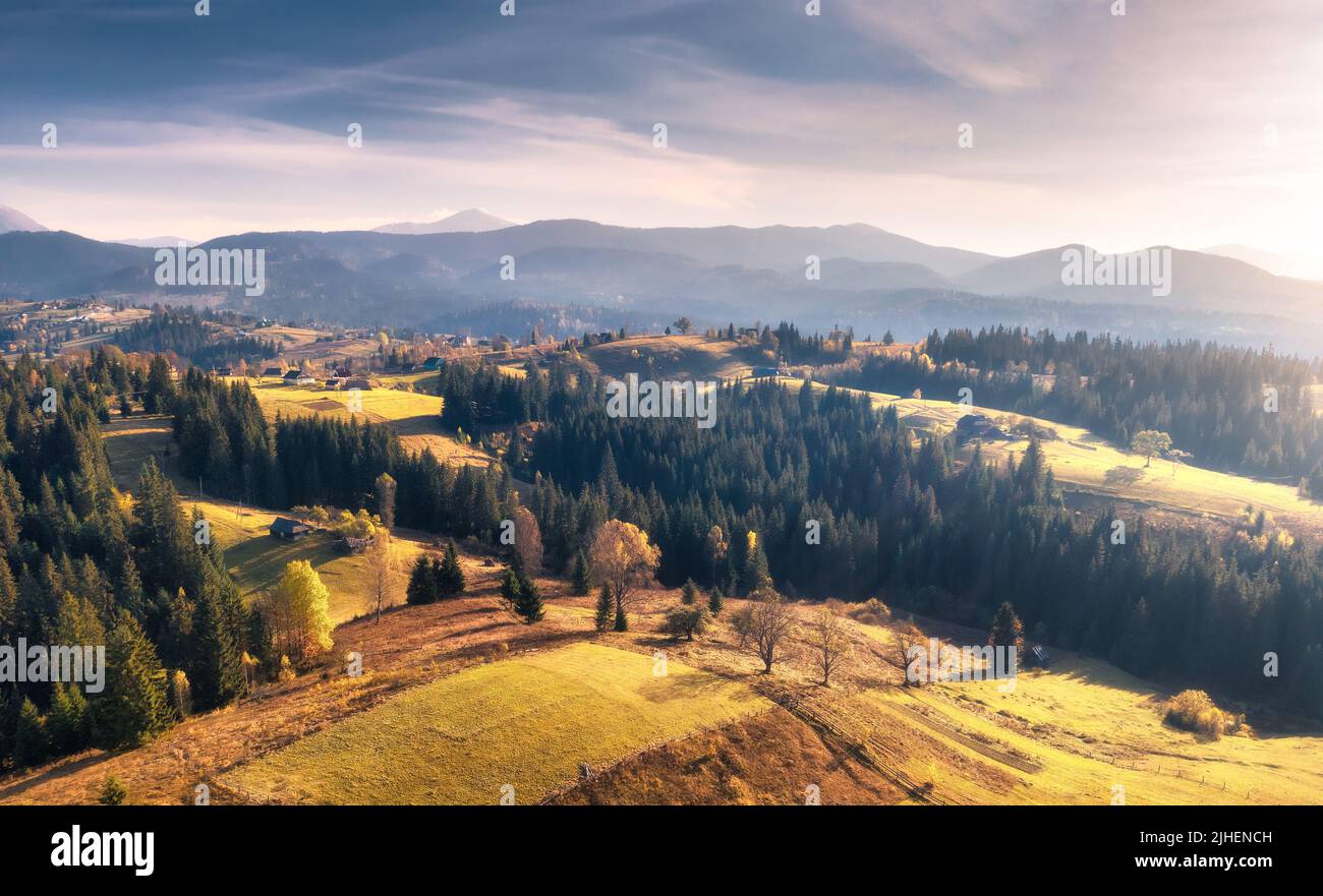 Vista aerea del bellissimo villaggio in montagna al tramonto Foto Stock