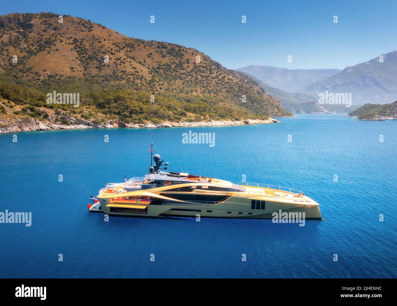 Vista aerea di uno splendido yacht d'oro di lusso in mare blu Foto Stock