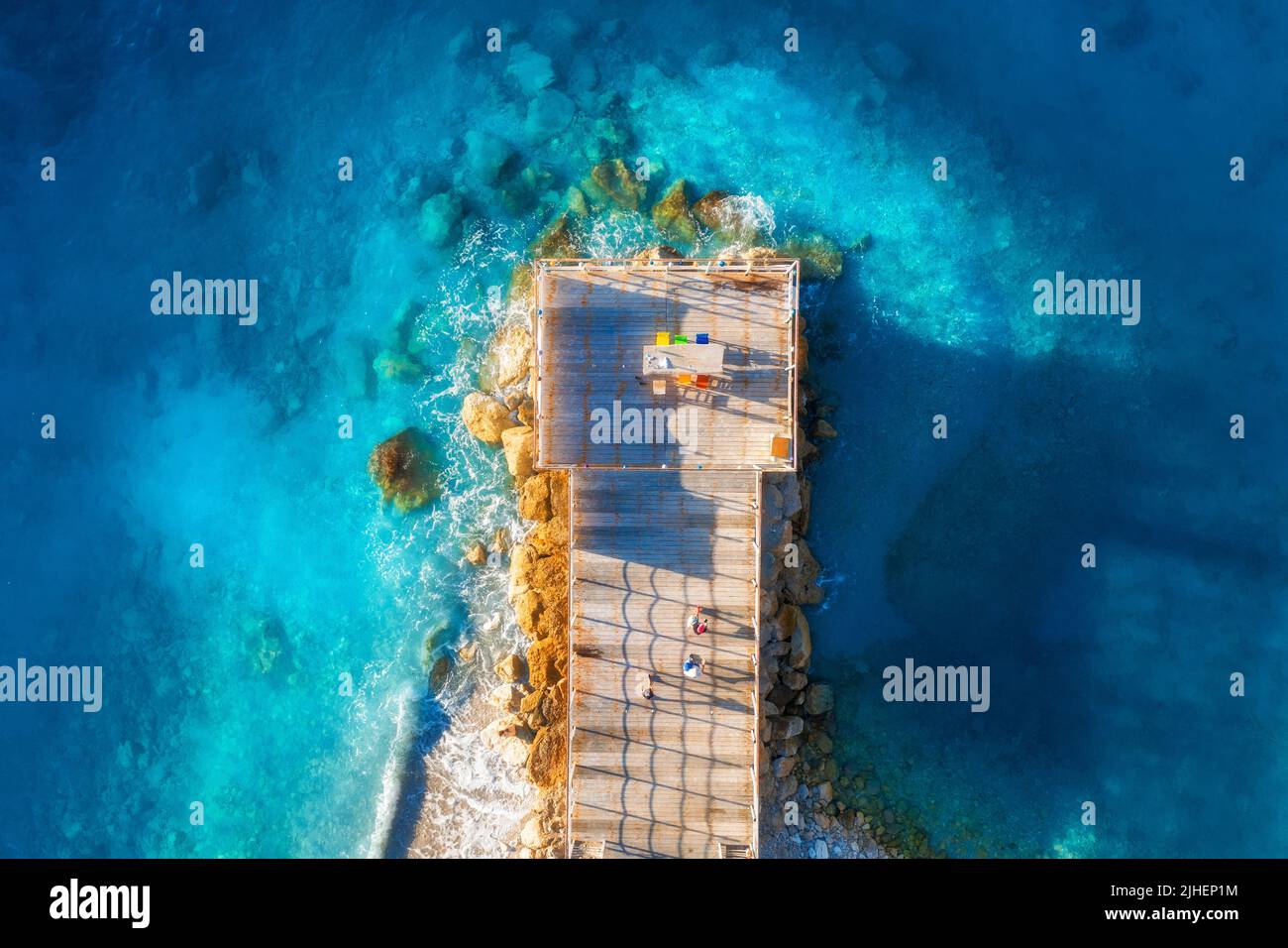 Vista aerea di un bellissimo molo di legno, baia di mare, spiaggia di sabbia Foto Stock