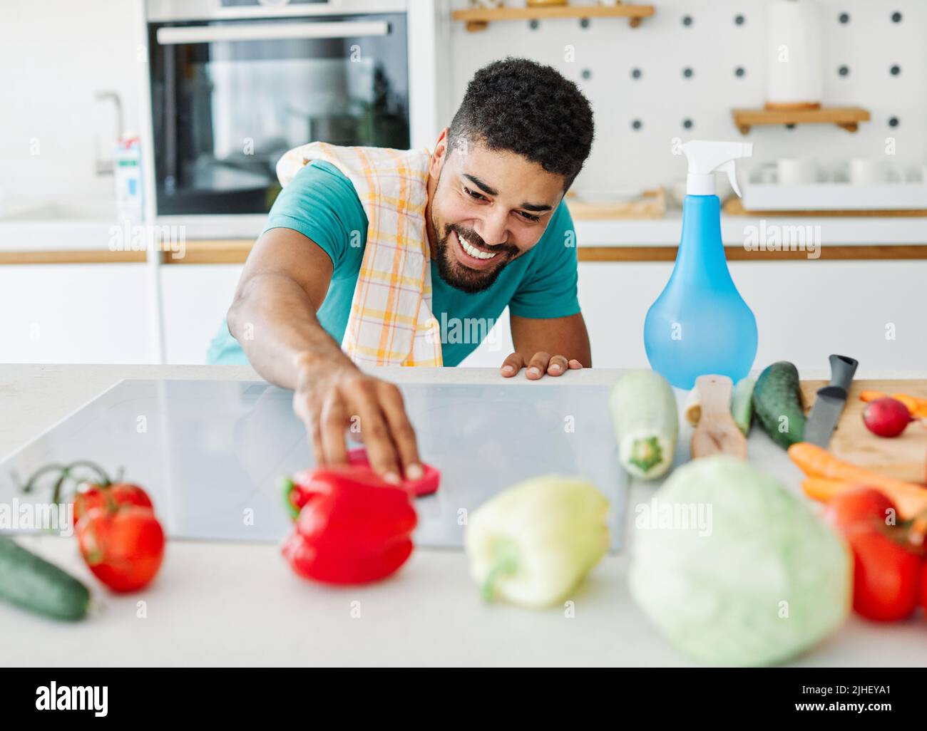 cucina pulizia casa pulizia casa casa pulizia casa interni pulizia igiene uomo pulizia nero uomo pulizia uomo Foto Stock