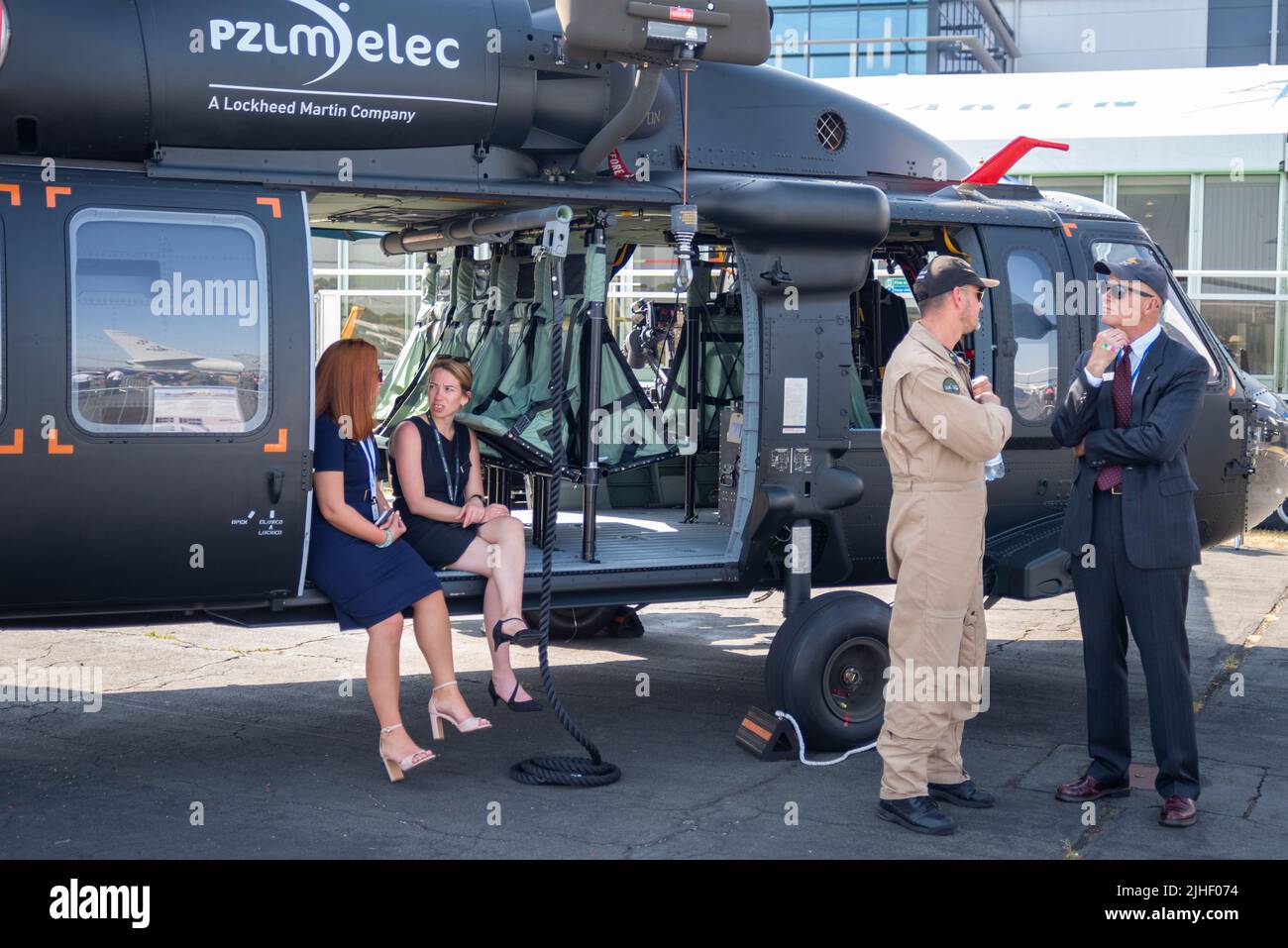 Farnborough, Hampshire, Regno Unito. 18th Lug 2022. La fiera della tecnologia aerospaziale è tornata dopo la pausa dovuta alla pandemia covida con le principali aziende mondiali di aviazione e tecnologia spaziale che espongono i loro prodotti in aria e sul terreno. Persone intorno a un Sikorsky, PZL-Mielec S70I Black Hawk elicottero. Foto Stock