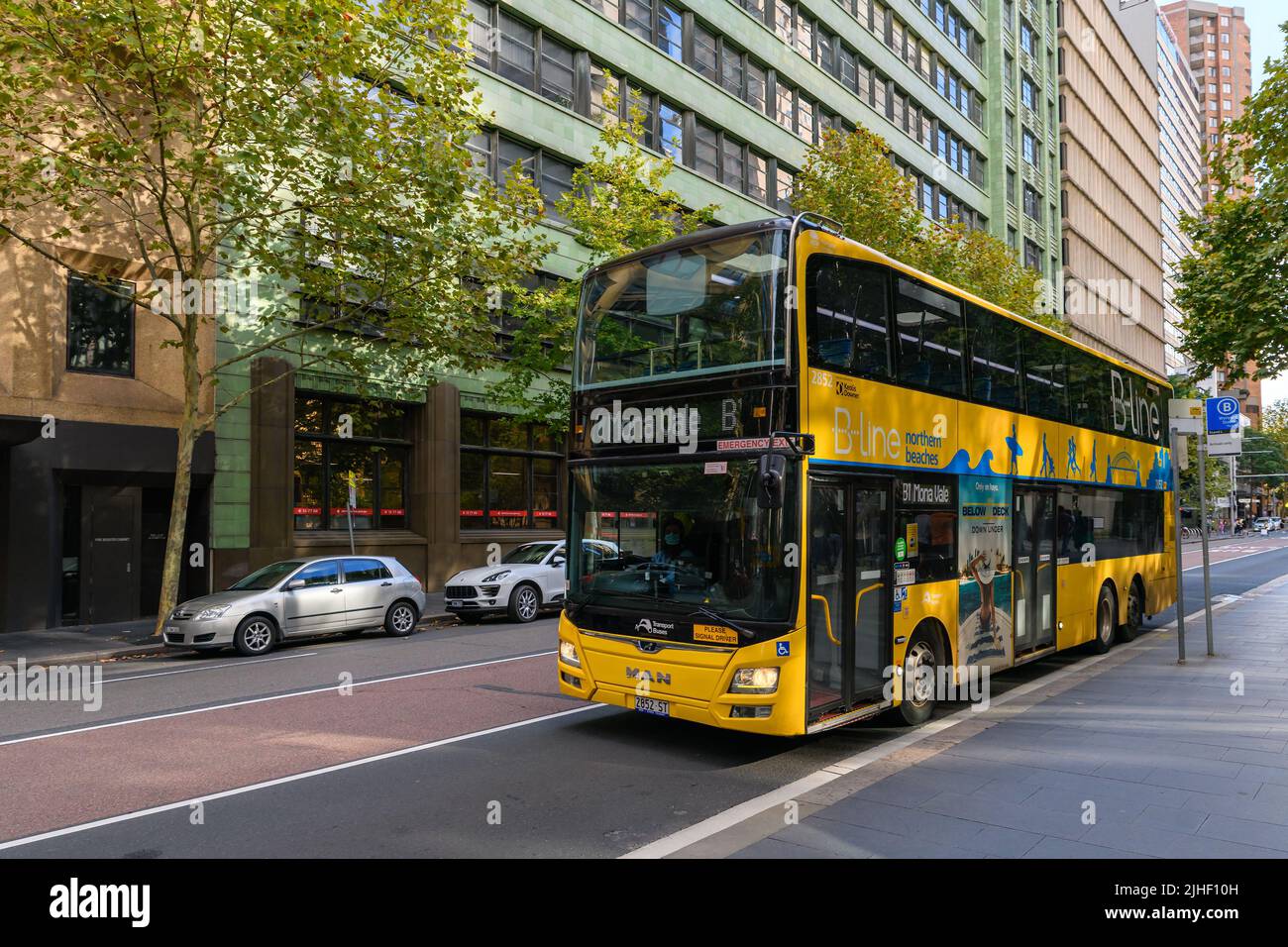 Sydney, Australia - 16 aprile 2022: Autobus a due piani Mona vale B-Line con fermata alla fermata dell'autobus nella città di Sydney in un giorno Foto Stock