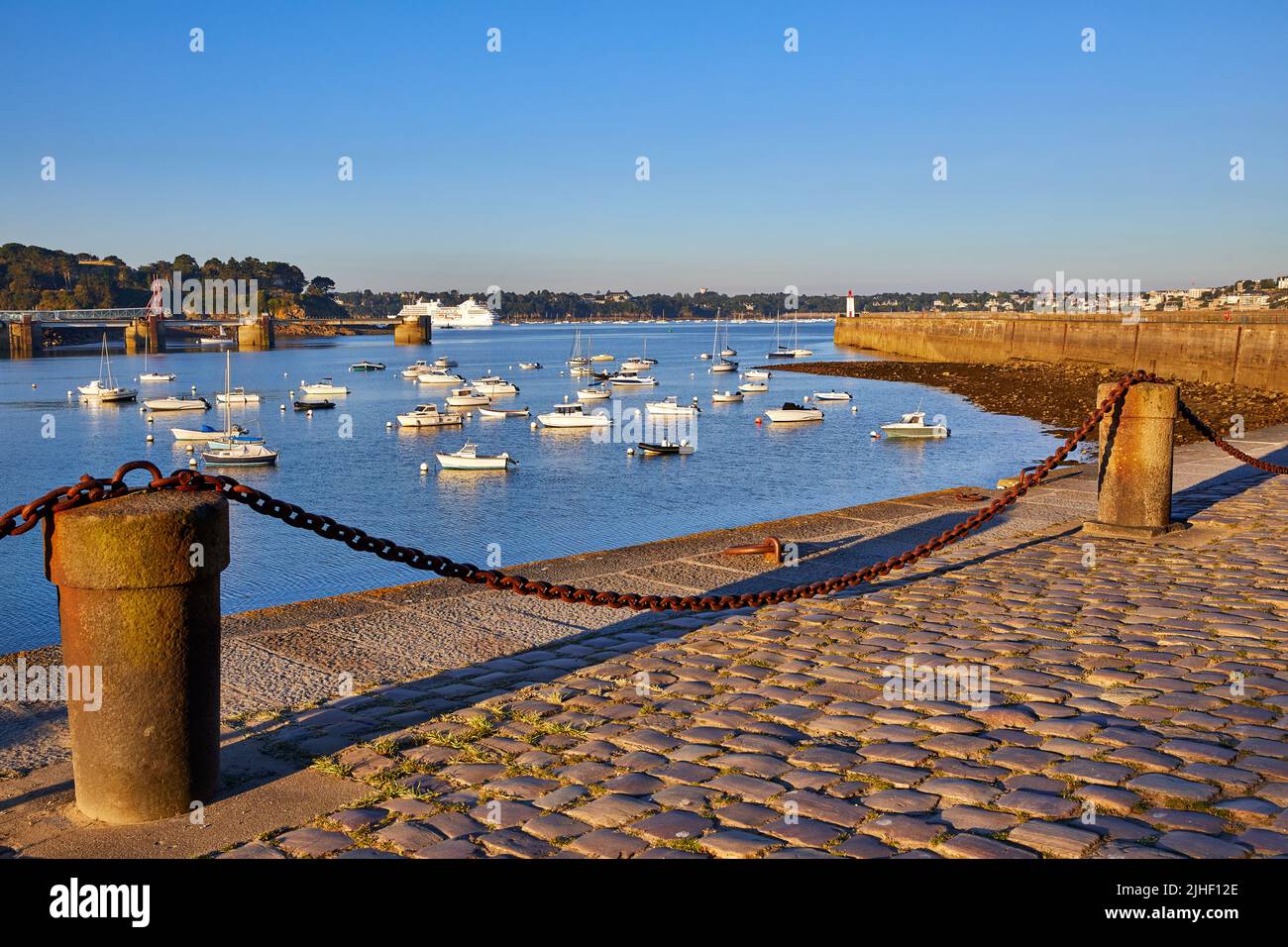 Immagine del frangiflutti a St Malo, mattina presto Foto Stock