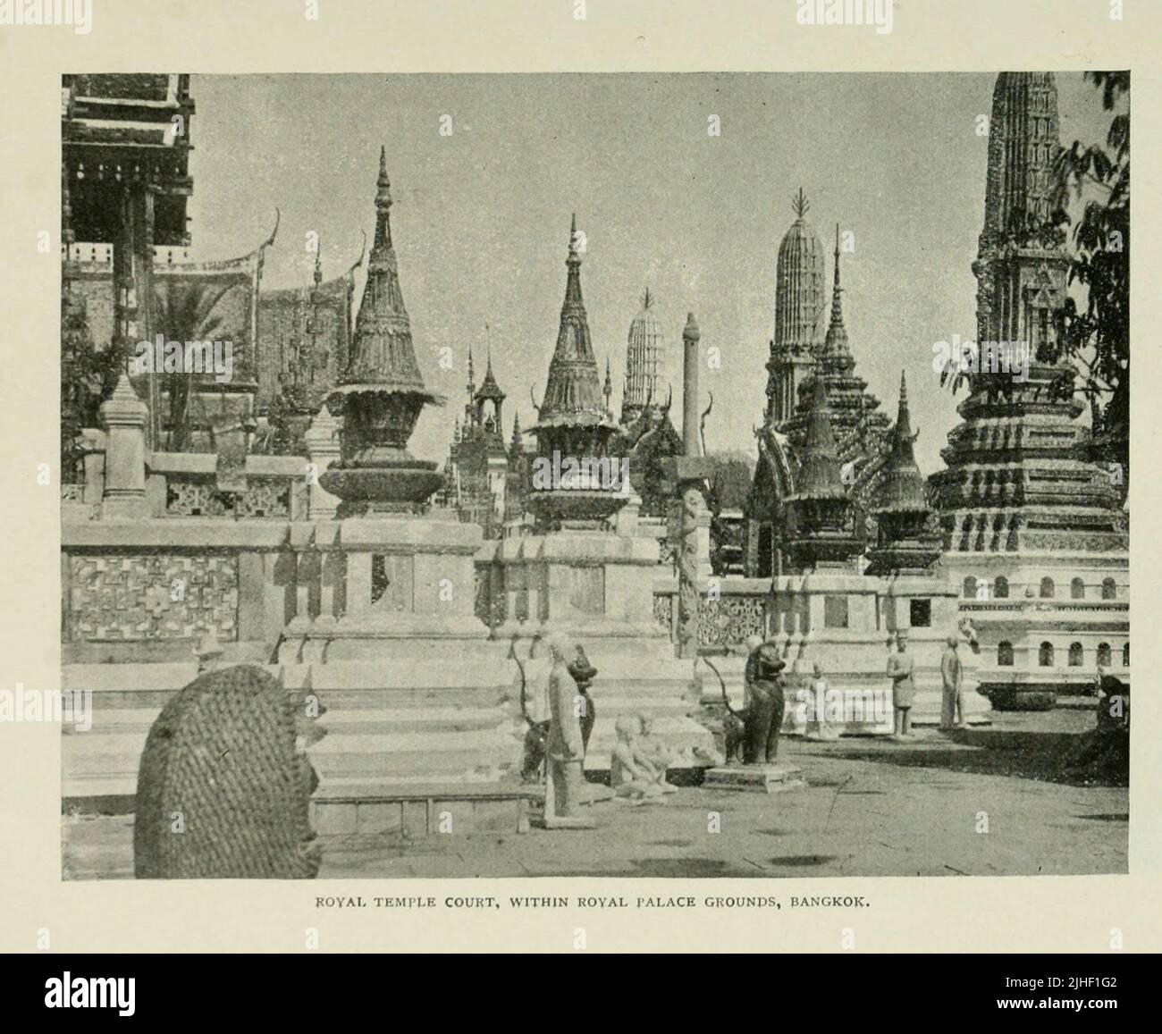 Royal Temple Court, all'interno del Royal Palace Grounds, Bangkok dall'articolo ' RECENTI PROGRESSI IN SIAM ' da Factory and industrial management Magazine Volume 6 1891 Publisher New York [etc.] McGraw-Hill [ecc.] Foto Stock