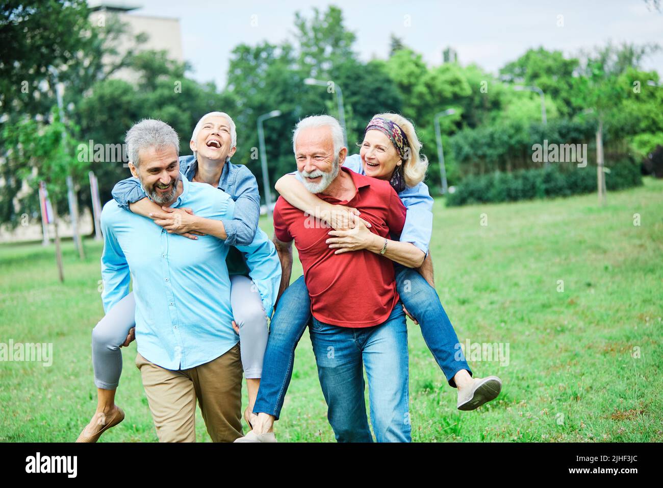 coppia anziana felice anziano amore insieme pensione stile di vita sorridente uomo donna matura Foto Stock