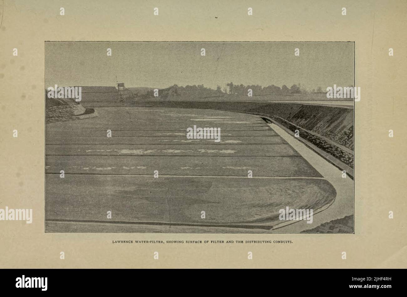 Filtro dell'acqua Lawrence che mostra la superficie del filtro e i condotti di distribuzione dell'articolo ' FILTRAZIONE DI SABBIA DELL'ACQUA POTABILE, PER LA RIMOZIONE DEI GERMI CHE PRODUCONO MALATTIE.' Di George W. Fuller. Da Factory and industrial management Magazine Volume 6 1894 Publisher New York [etc.] McGraw-Hill [ecc.] Foto Stock