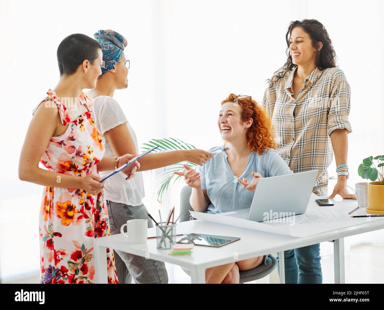 donna ragazza laptop riunione ufficio di affari studente start up amico lavoro di squadra felice businesswoman Foto Stock