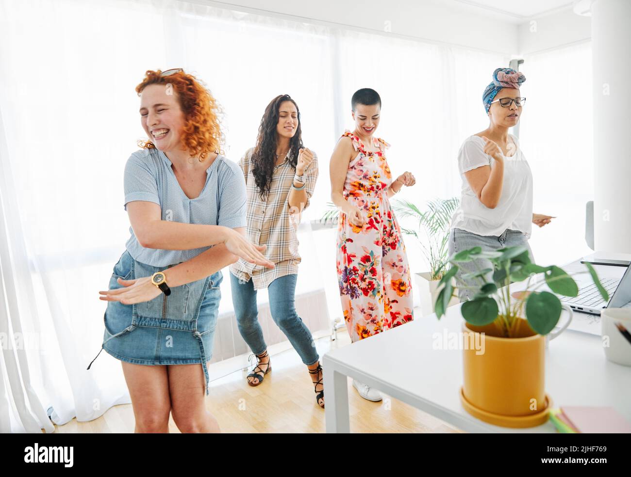 giovane donna business ufficio studente start up amico lavoro di squadra danza felice successo Foto Stock