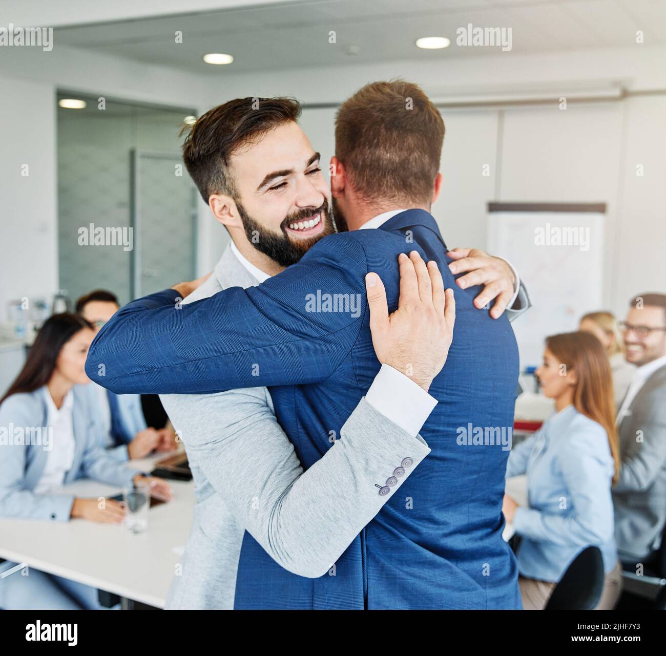 office business relationship support man businessman lavoro di squadra collega riunione abbracciare abbracciare loveintroducing abbraccio Foto Stock