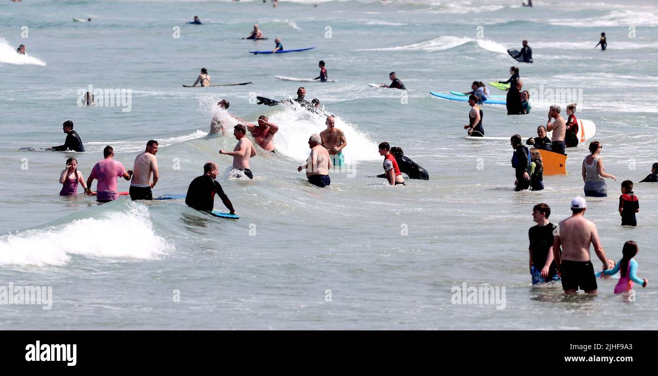 Portrush, Irlanda del Nord. 18th luglio 2022. 18/07/22 MCAULEY MULTIMEDIA..Thousands Follow to Portrush Co Antrim as temperarues soar above 30 degrees in the region.Pic Steven McAuley/McAuley Multimedia Credit: McAuley Multimedia Ltd/Alamy Live News Foto Stock