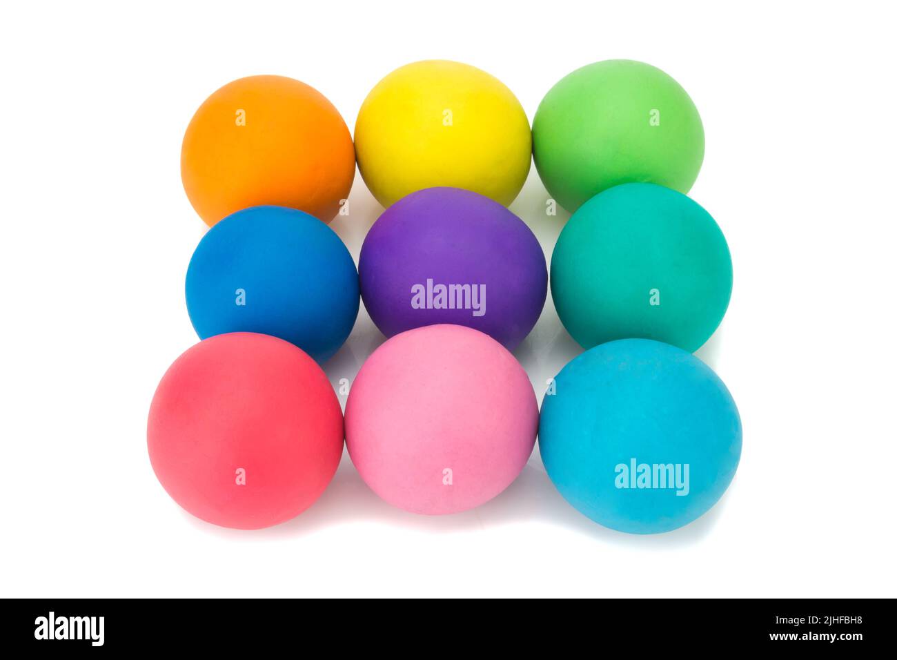 plastilina argilla colorata palla arcobaleno su sfondo bianco primo piano. Foto Stock