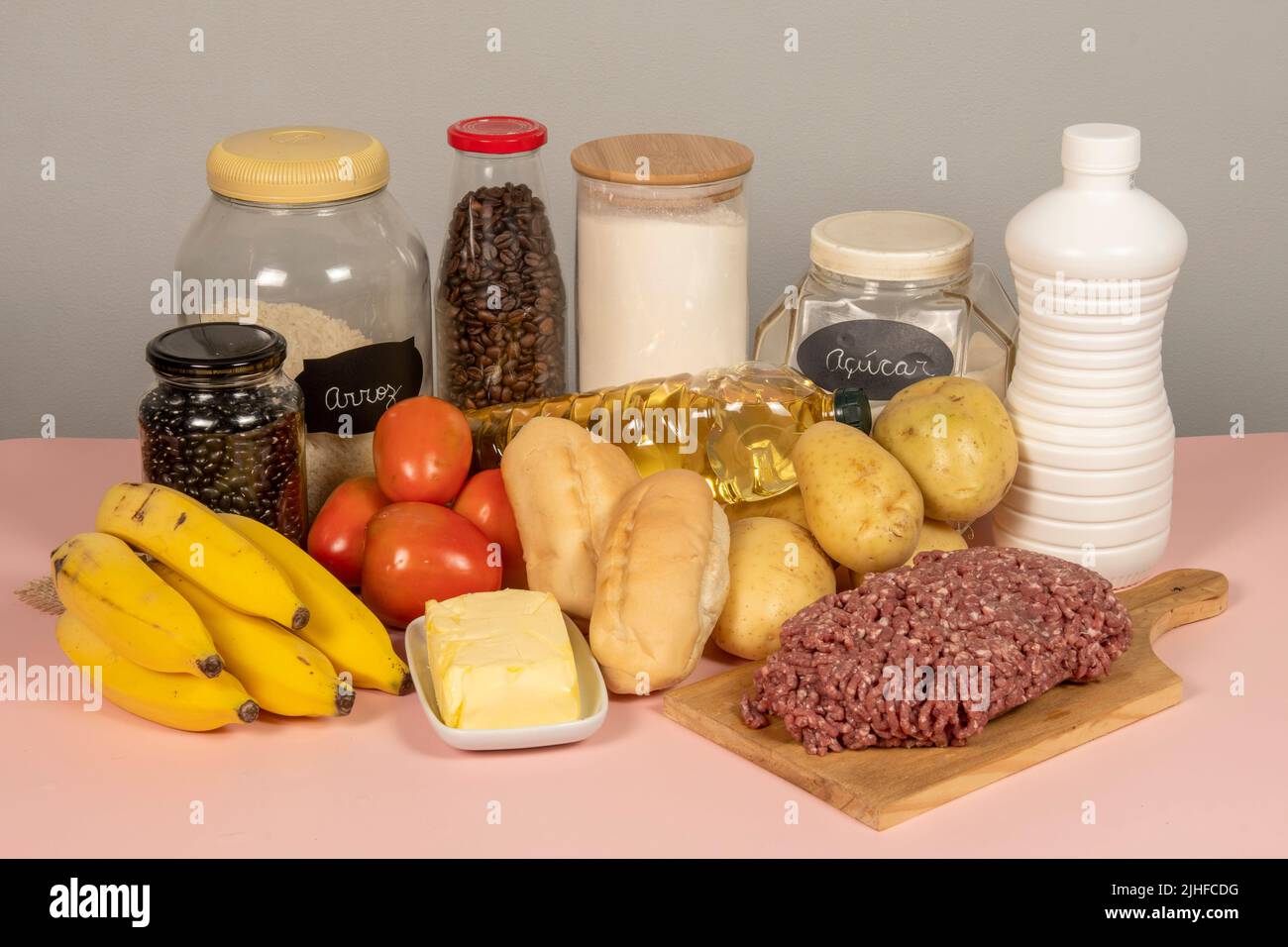 Paniere di base brasiliano completo di 13 prodotti: Carne, latte, riso, fagioli, pane, farina, patate, pomodoro, pane, caffè, banana, zucchero, oi Foto Stock