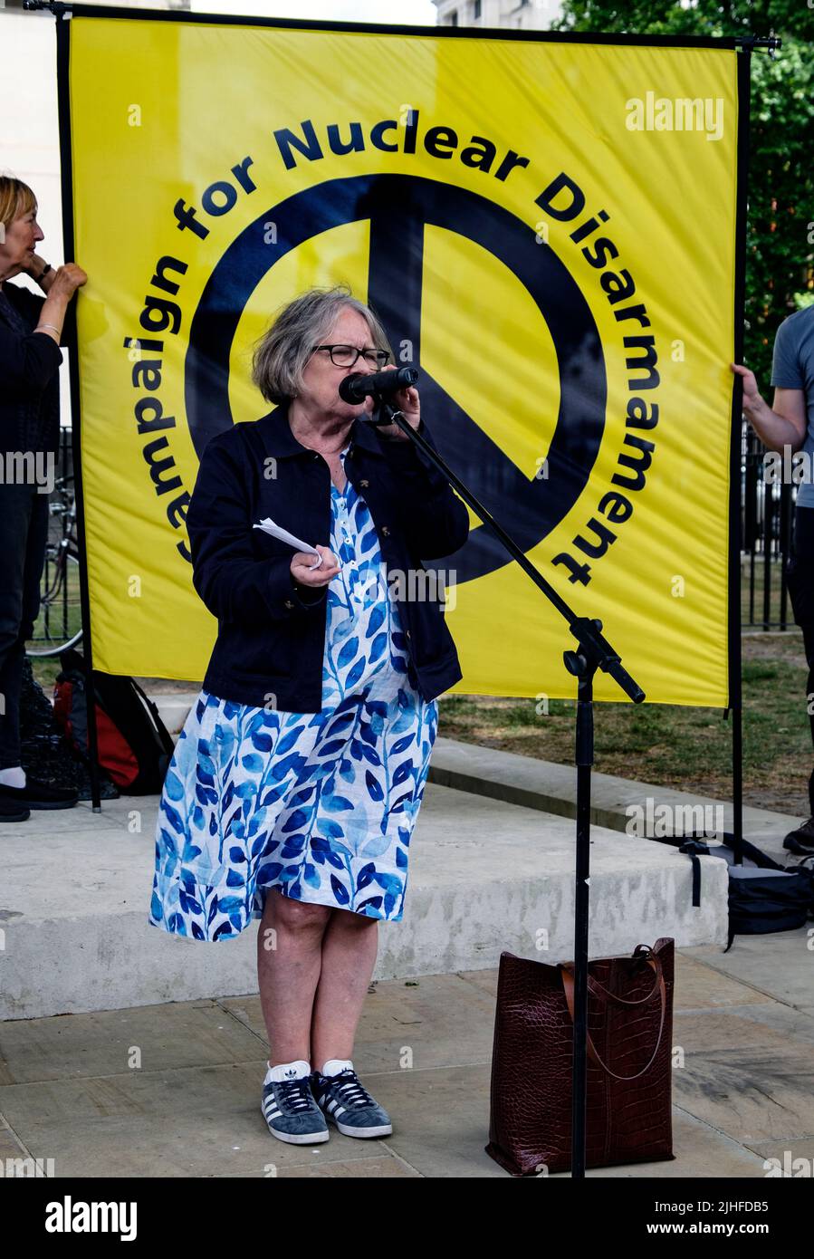 Lindsey tedesco, fondatore di Stop the War parlando per protesta da CND e Stop the War in Whitehall protestando contro la NATO e la sua politica verso Ukrain 2022. Londra 2022 Foto Stock