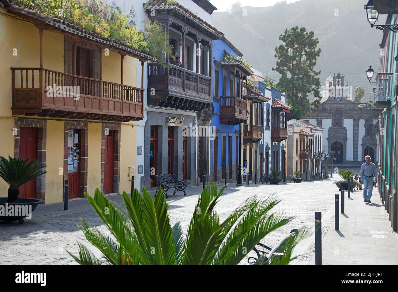 Antiche case padronali con tradizionali balconi in legno, città vecchia, dal 1979 sotto protezione, Teror, Grand Canary, Isole Canarie, Spagna, Europa Foto Stock