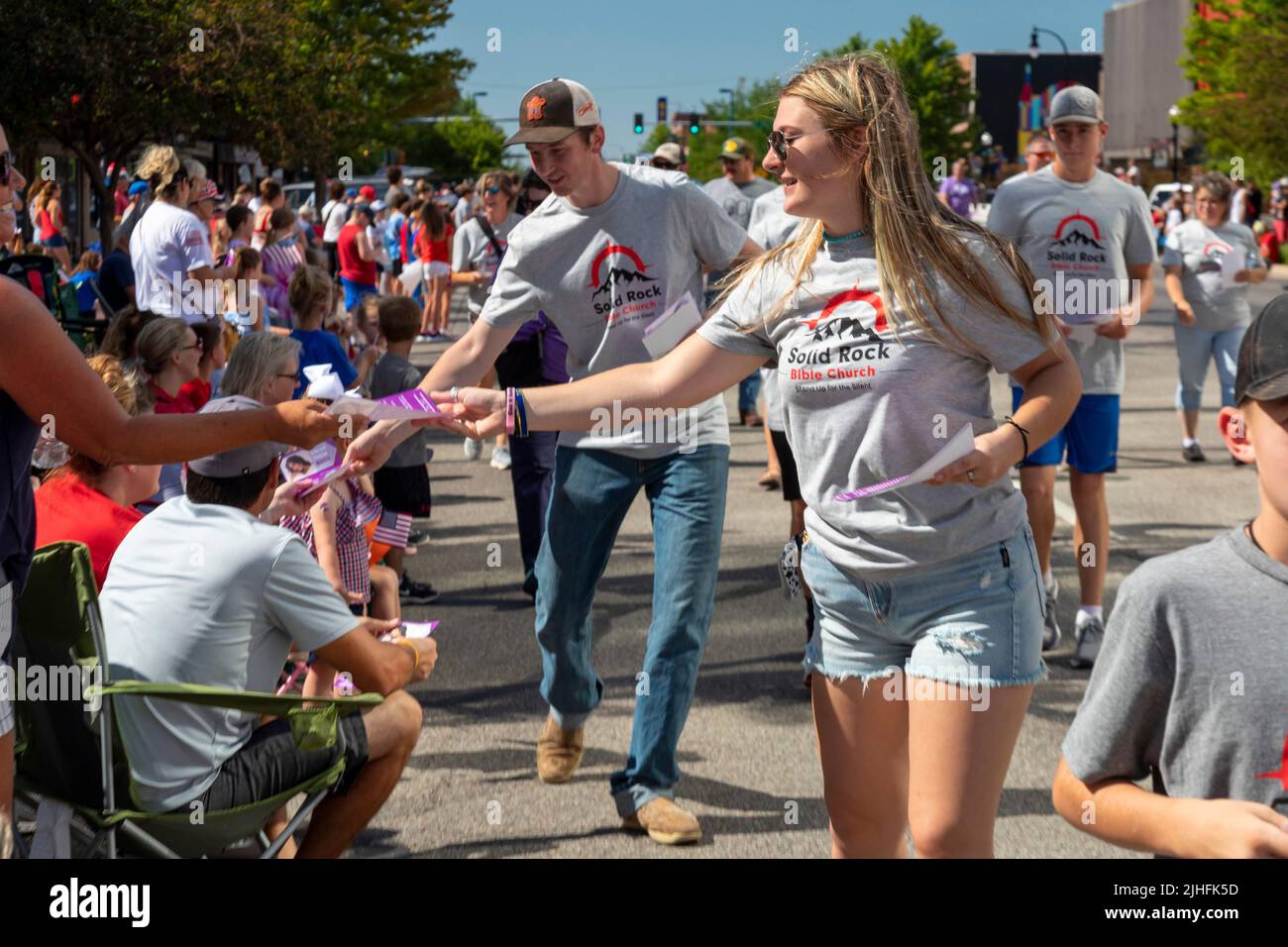 Hutchinson, Kansas - i membri della Solid Rock Bible Church si uniscono all'annuale Parata dei Patrioti del luglio 4, distribuendo letteratura che promuove il 'valore loro Foto Stock