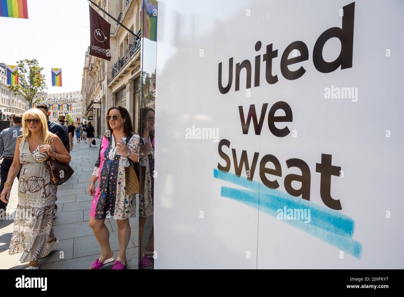 Londra, Regno Unito. 18 luglio 2022. Tempo del Regno Unito – le donne passano un cartello sui lavori di costruzione che si accaparrano a Regent Street durante la grave ondata di caldo che attanaglia gran parte del paese. La UK Health Security Agency (UKHSA) ha emesso un avvertimento per la salute del calore di livello 4, una “emergenza nazionale” e il MET Office ha emesso il suo primo avvertimento rosso per lunedì e martedì per gran parte dell’Inghilterra, con temperature che dovrebbero salire a 40C. Credit: Stephen Chung / Alamy Live News Foto Stock