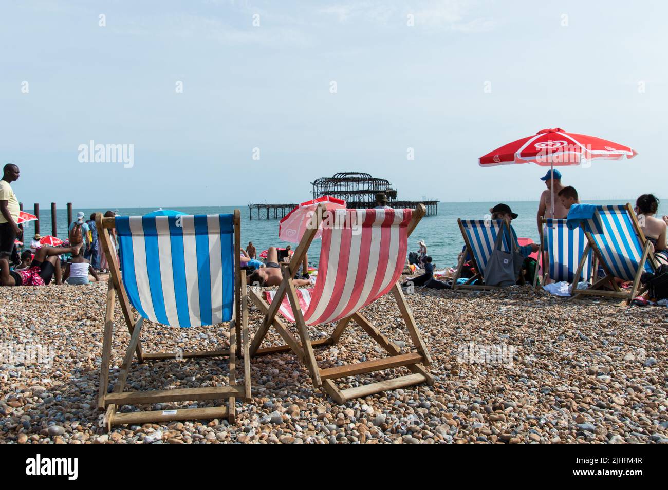 Sedie a sdraio sulla spiaggia ciottolosa di Brighton Heatwave 2022 Foto Stock