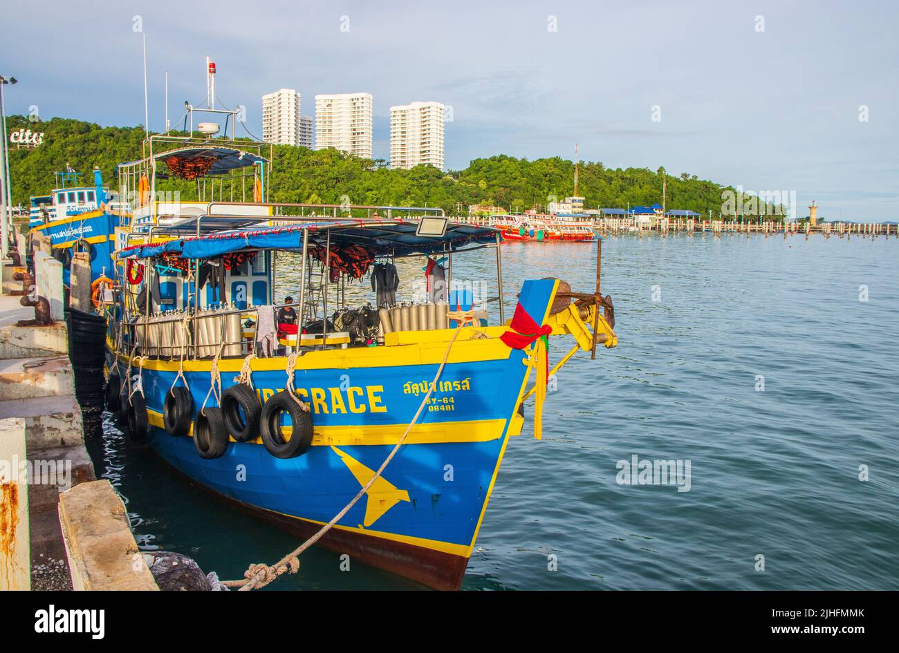 Un'escursione o una barca per eventi per tour subacquei presso un molo in Thailandia Sud-Est asiatico Foto Stock