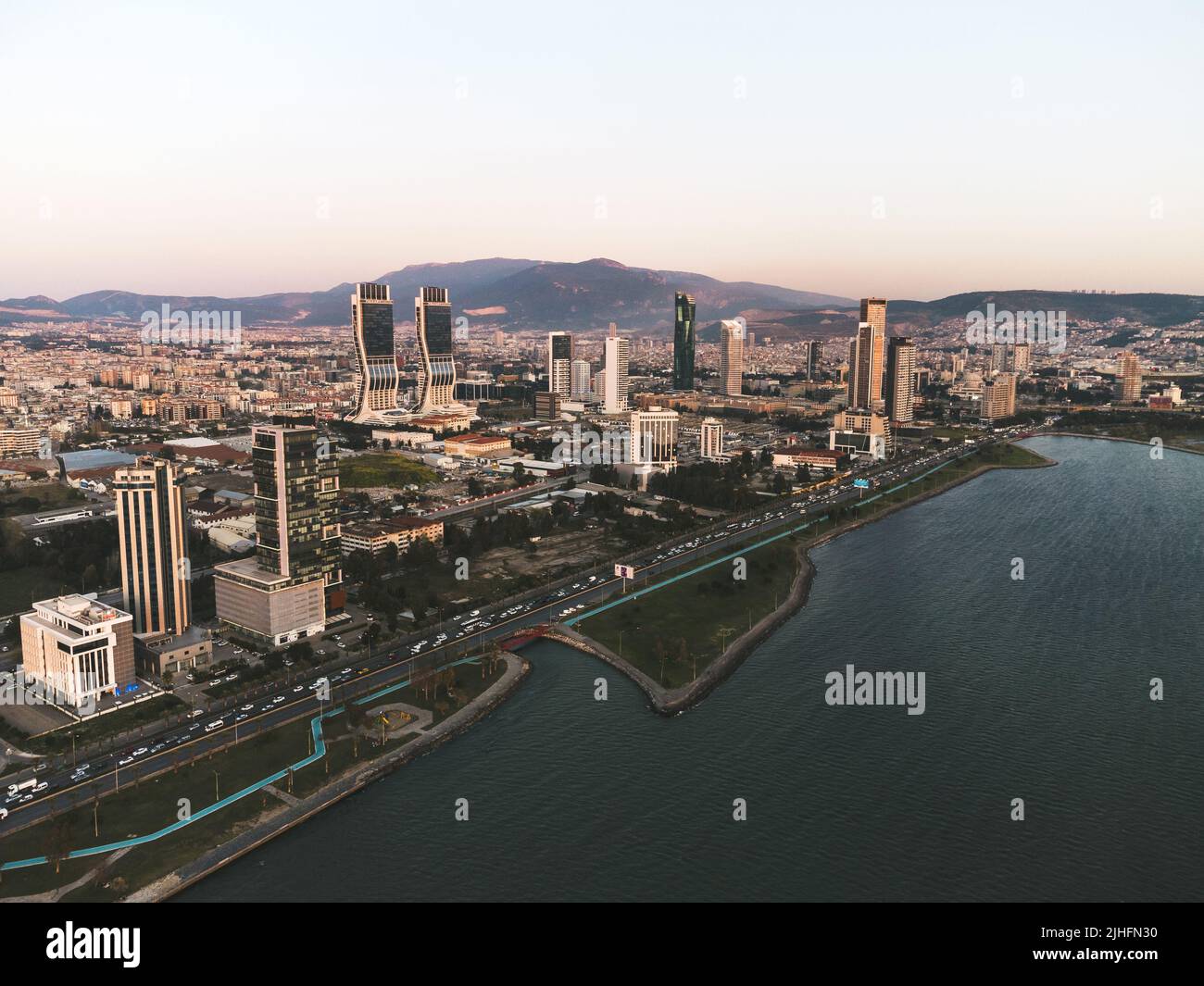 Izmir, Turchia - 14 aprile 2022: Vista aerea della città di Izmir da sopra la baia di Izmir con i grattacieli che un Folkart Towers, Mistral, Ege Perla e. Foto Stock