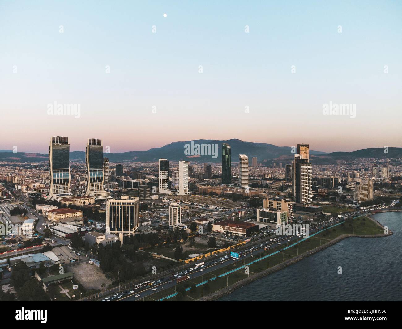 Izmir, Turchia - 14 aprile 2022: Vista aerea della città di Izmir da sopra la baia di Izmir con i grattacieli che un Folkart Towers, Mistral, Ege Perla e. Foto Stock