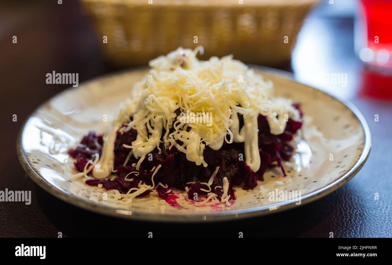 barbabietole bollite grattugiate con aglio, formaggio e maionese Foto Stock
