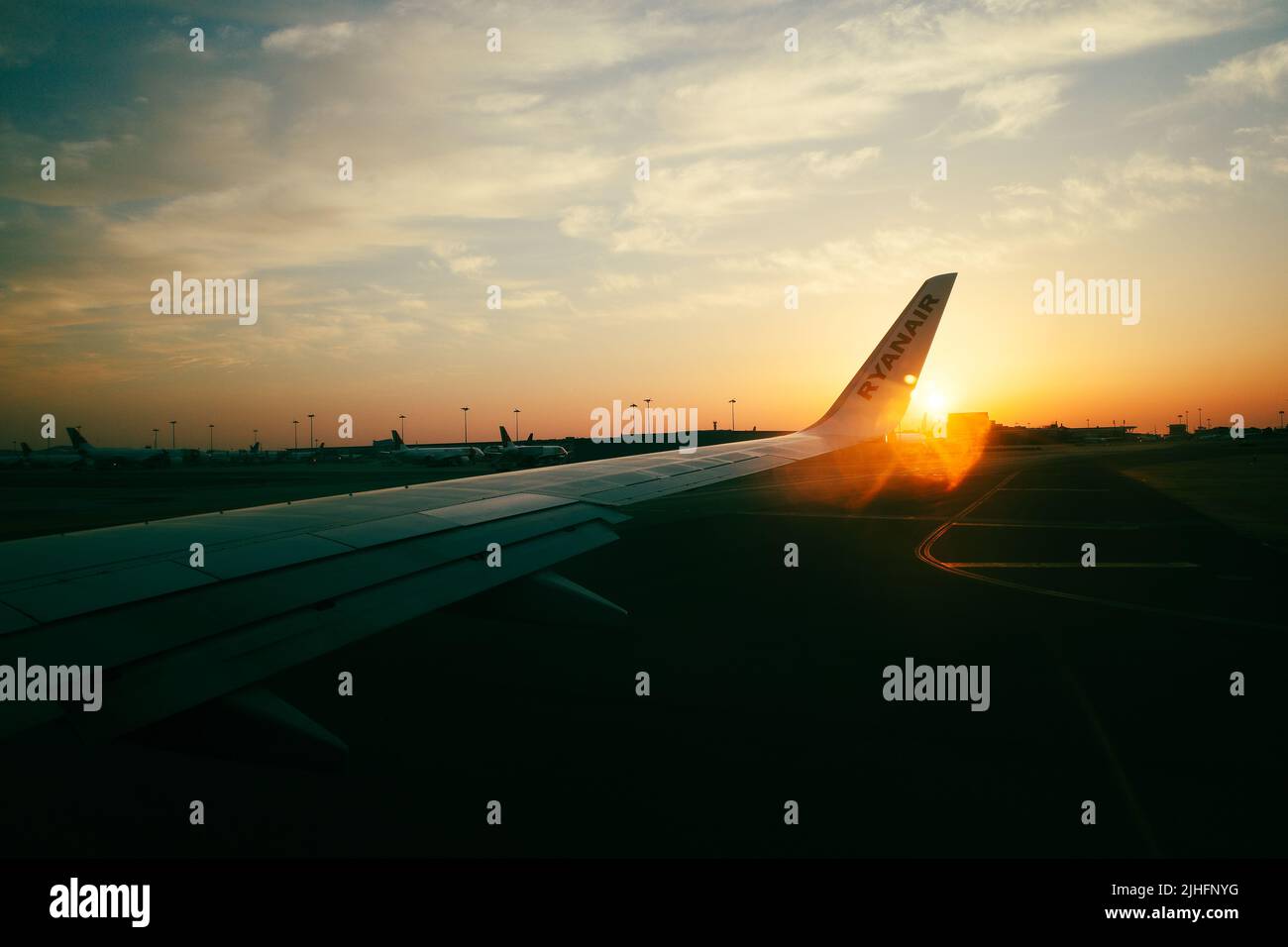 Boeing B737-800 ala di volo di Ryanair durante l'estate quando molti voli del vettore sono stati cancellati a causa di scioperi del lavoratore Foto Stock