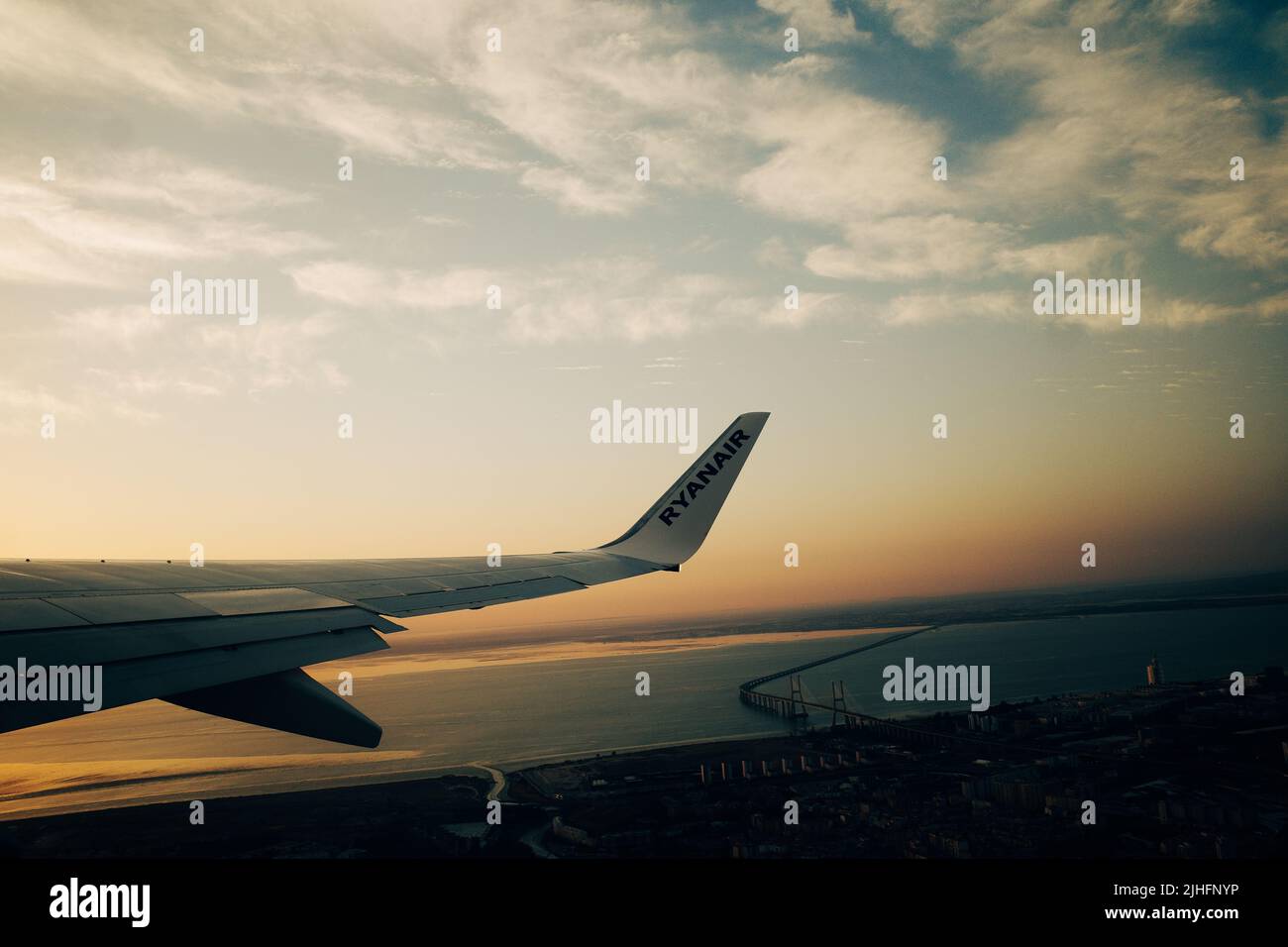 Boeing B737-800 ala di volo di Ryanair durante l'estate quando molti voli del vettore sono stati cancellati a causa di scioperi del lavoratore Foto Stock