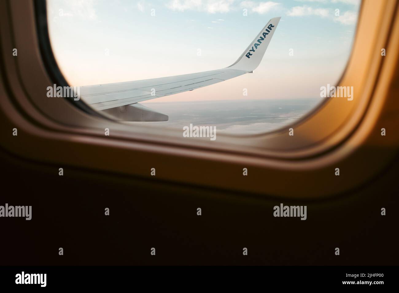 Boeing B737-800 ala di volo di Ryanair durante l'estate quando molti voli del vettore sono stati cancellati a causa di scioperi del lavoratore Foto Stock