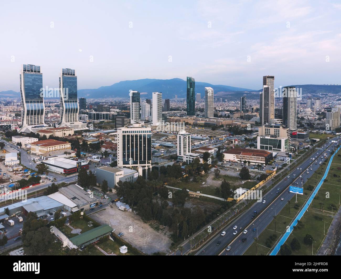 Izmir, Turchia - 15 aprile 2022: Vista aerea della città di Izmir da sopra la baia di Izmir con i grattacieli che un Folkart Towers, Mistral, Ege Perla e. Foto Stock