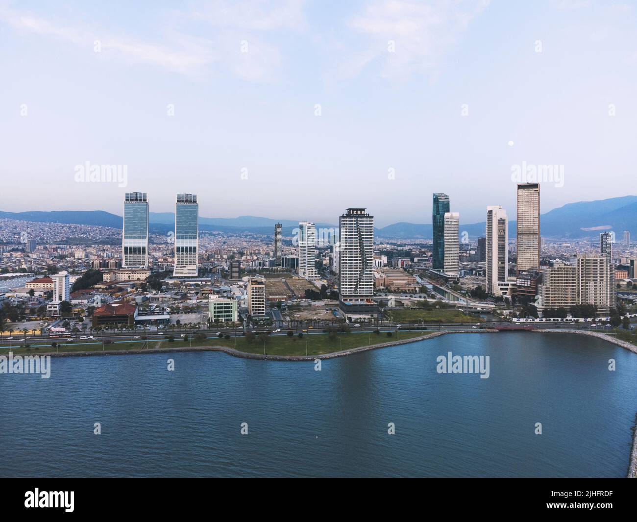 Izmir, Turchia - 15 aprile 2022: Vista della città di Izmir dalla baia di Izmir con i grattacieli che una Folkart Towers, Mistral, Ege Perla e Bayrakli reg Foto Stock