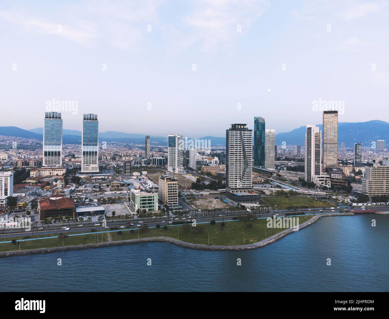 Izmir, Turchia - 15 aprile 2022: Vista aerea della città di Izmir da sopra la baia di Izmir con i grattacieli che un Folkart Towers, Mistral, Ege Perla e. Foto Stock