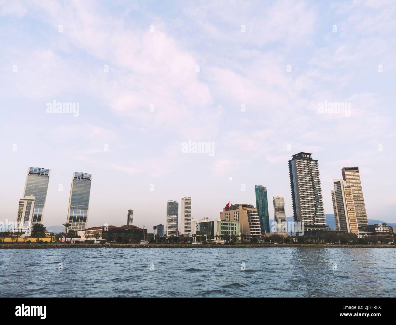 Izmir, Turchia - 15 aprile 2022: Vista panoramica della città di Izmir da sopra la baia di Izmir con i grattacieli che un Folkart Towers, Mistral, Ege Perla Foto Stock