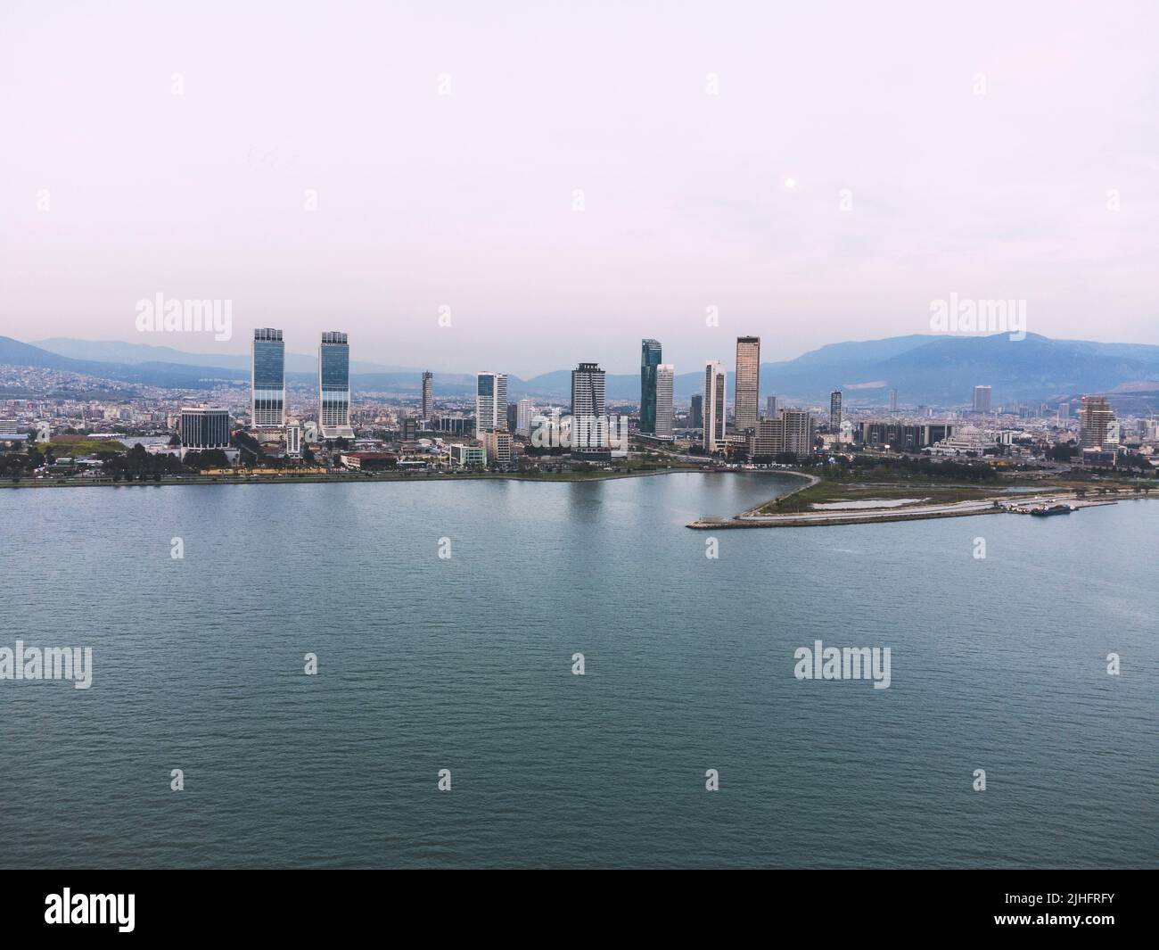 Izmir, Turchia - 15 aprile 2022: Vista aerea della città di Izmir da sopra la baia di Izmir con i grattacieli che un Folkart Towers, Mistral, Ege Perla e. Foto Stock