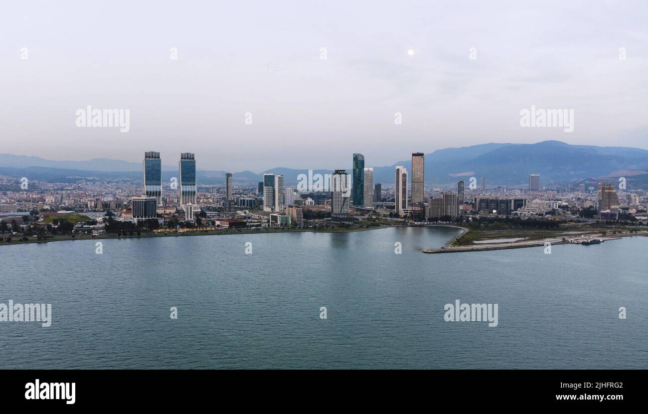 Izmir, Turchia - 15 aprile 2022: Vista aerea della città di Izmir da sopra la baia di Izmir con i grattacieli che un Folkart Towers, Mistral, Ege Perla e. Foto Stock