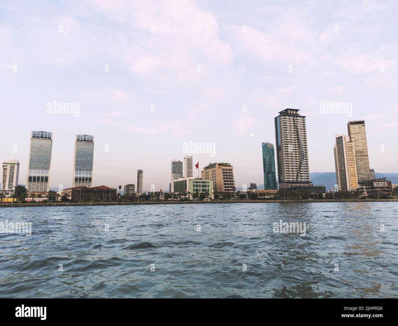 Izmir, Turchia - 15 aprile 2022: Vista aerea della città di Izmir da sopra la baia di Izmir con i grattacieli che un Folkart Towers, Mistral, Ege Perla e. Foto Stock