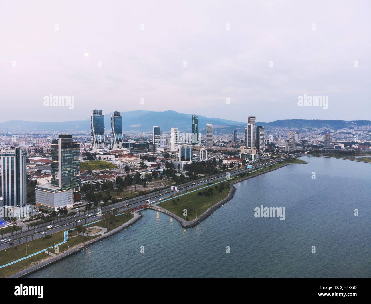Izmir, Turchia - 15 aprile 2022: Vista aerea della città di Izmir da sopra la baia di Izmir con i grattacieli che un Folkart Towers, Mistral, Ege Perla e. Foto Stock