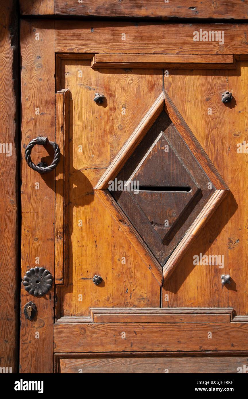 Italia, Lombardia, Valtellina, Bormio, primo piano della porta Vecchia con Keyhole Foto Stock